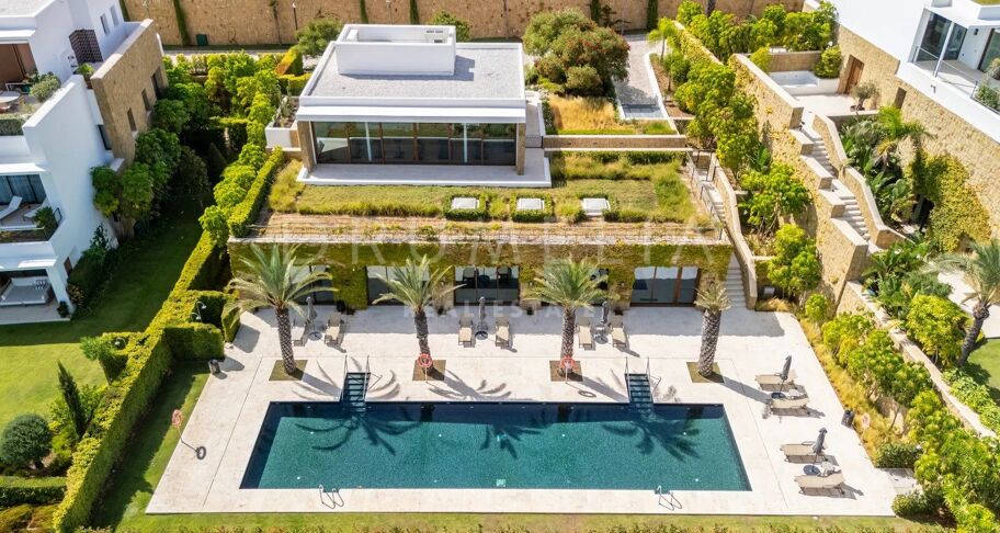 Appartement de luxe avec jardin, piscine privée et vues panoramiques sur la mer à Finca Cortesin