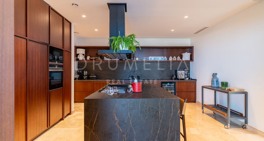 Appartement de luxe avec jardin, piscine privée et vues panoramiques sur la mer à Finca Cortesin