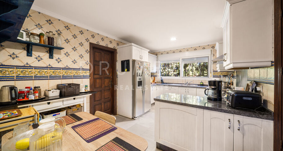 Andalusian Villa with Great Potential in Rodeo Alto, Nueva Andalucía