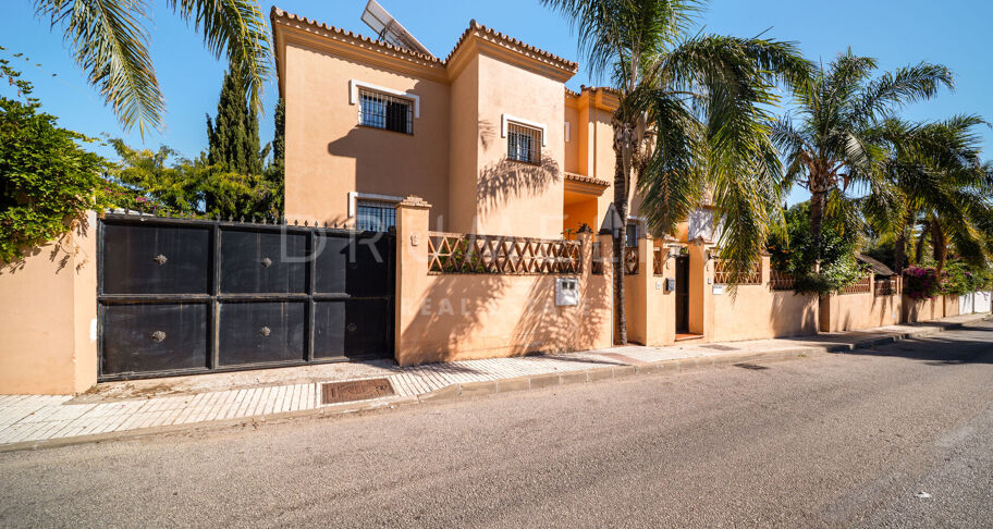 Andalusian Villa with Great Potential in Rodeo Alto, Nueva Andalucía