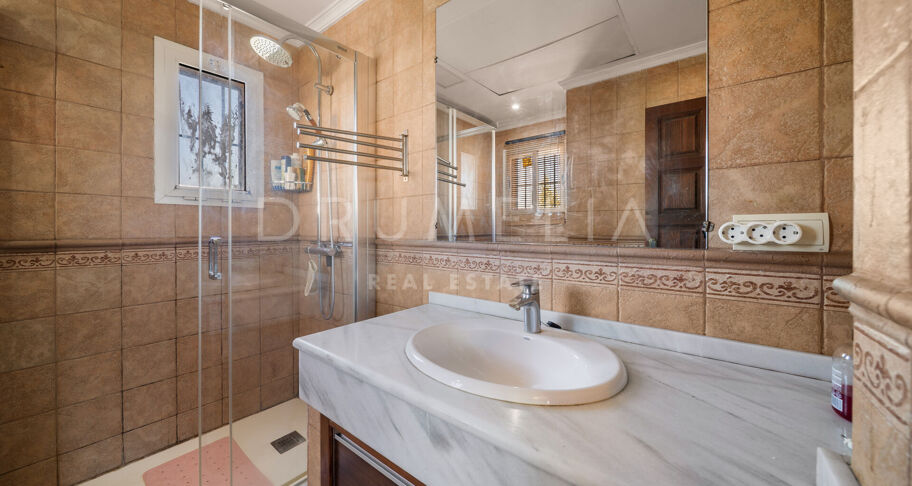 Andalusian Villa with Great Potential in Rodeo Alto, Nueva Andalucía