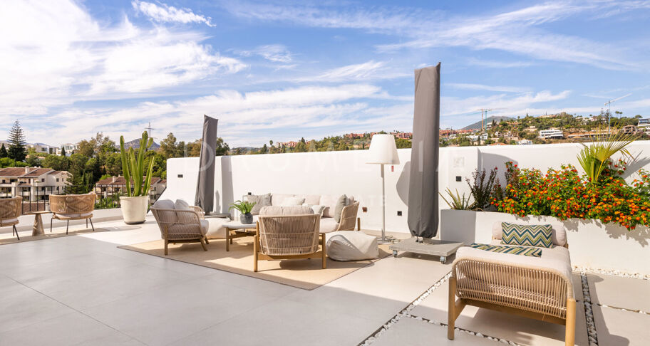 Renoviertes Duplex-Penthouse in erster Golflinie zum Verkauf in Los Balcones, La Quinta, Marbella
