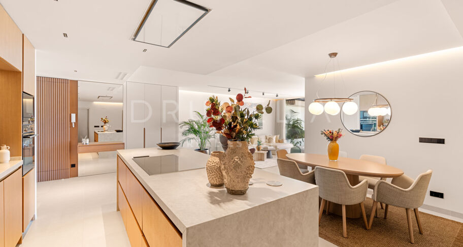 Renoviertes Duplex-Penthouse in erster Golflinie zum Verkauf in Los Balcones, La Quinta, Marbella
