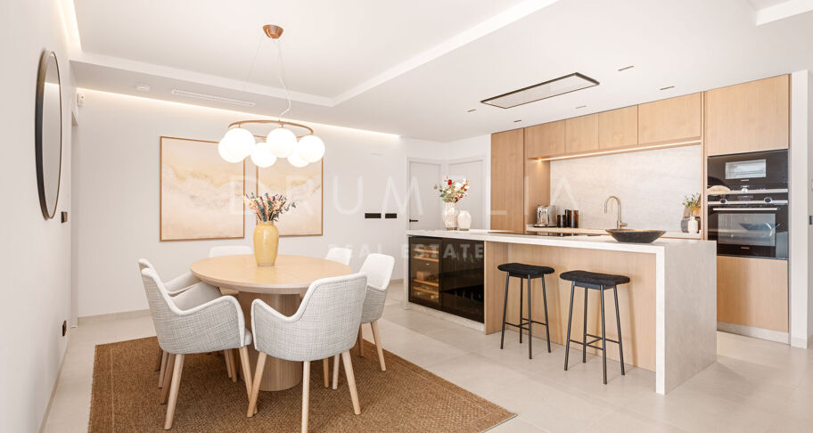 Renoviertes Duplex-Penthouse in erster Golflinie zum Verkauf in Los Balcones, La Quinta, Marbella