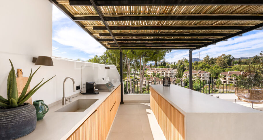 Renoviertes Duplex-Penthouse in erster Golflinie zum Verkauf in Los Balcones, La Quinta, Marbella