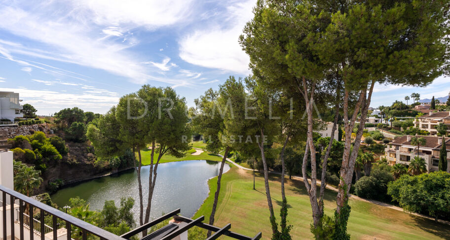 Renoviertes Duplex-Penthouse in erster Golflinie zum Verkauf in Los Balcones, La Quinta, Marbella