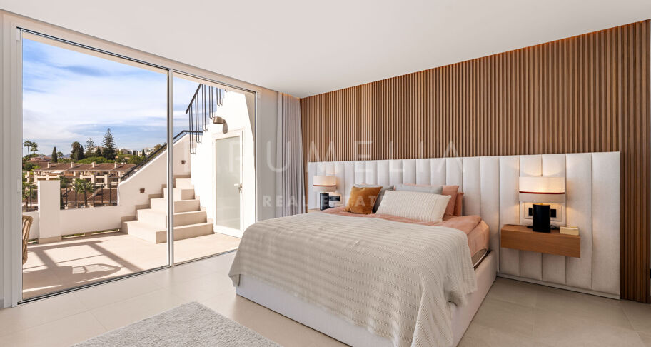 Renoviertes Duplex-Penthouse in erster Golflinie zum Verkauf in Los Balcones, La Quinta, Marbella