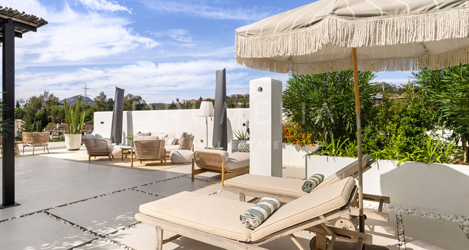 Renoviertes Duplex-Penthouse in erster Golflinie zum Verkauf in Los Balcones, La Quinta, Marbella