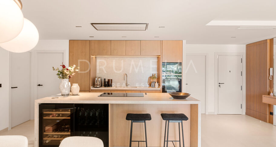 Renoviertes Duplex-Penthouse in erster Golflinie zum Verkauf in Los Balcones, La Quinta, Marbella