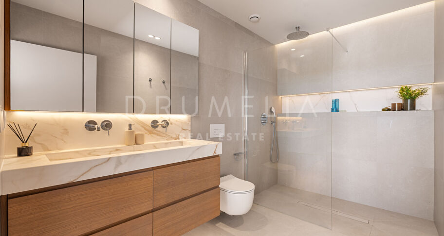 Renoviertes Duplex-Penthouse in erster Golflinie zum Verkauf in Los Balcones, La Quinta, Marbella