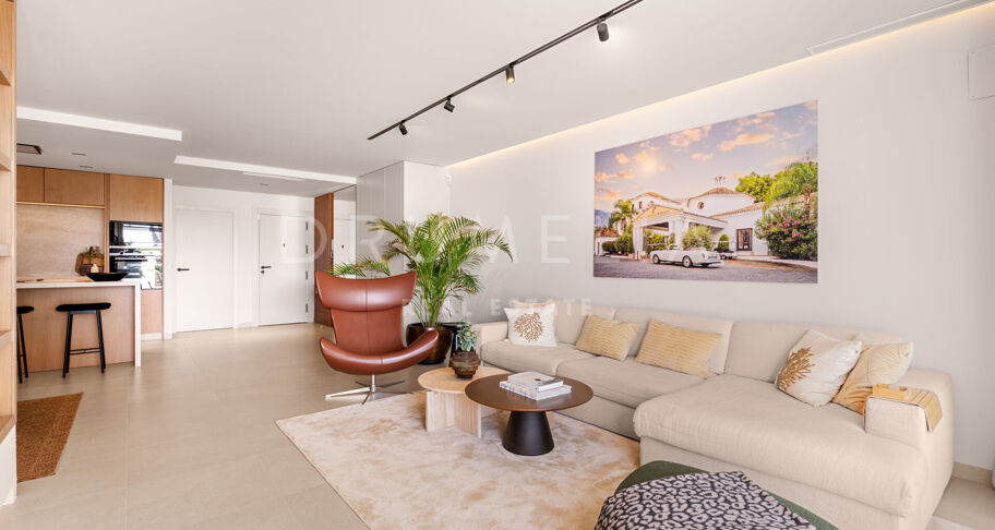 Renoviertes Duplex-Penthouse in erster Golflinie zum Verkauf in Los Balcones, La Quinta, Marbella