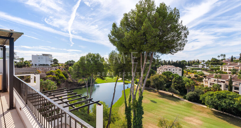 Renoviertes Duplex-Penthouse in erster Golflinie zum Verkauf in Los Balcones, La Quinta, Marbella