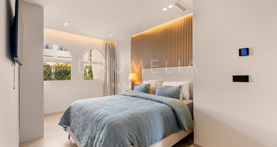 Renoviertes Duplex-Penthouse in erster Golflinie zum Verkauf in Los Balcones, La Quinta, Marbella