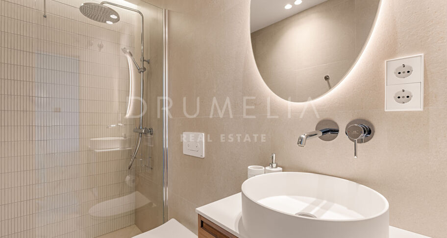 Renoviertes Duplex-Penthouse in erster Golflinie zum Verkauf in Los Balcones, La Quinta, Marbella
