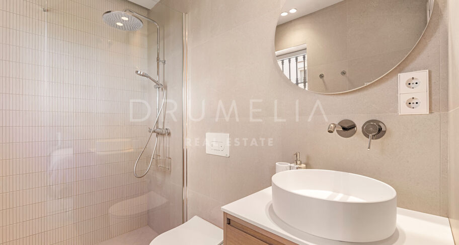 Renoviertes Duplex-Penthouse in erster Golflinie zum Verkauf in Los Balcones, La Quinta, Marbella
