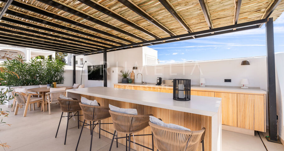Renoviertes Duplex-Penthouse in erster Golflinie zum Verkauf in Los Balcones, La Quinta, Marbella