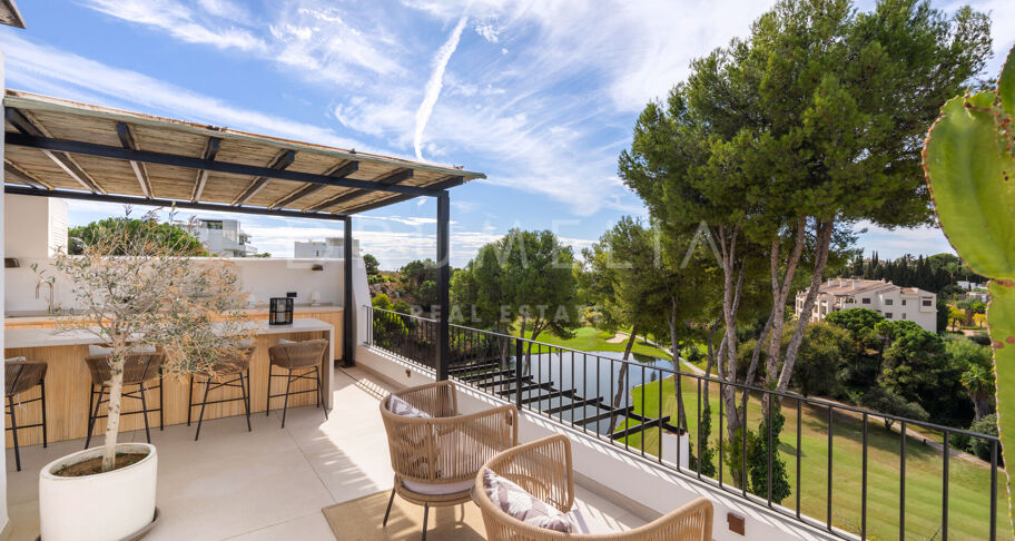 Renoviertes Duplex-Penthouse in erster Golflinie zum Verkauf in Los Balcones, La Quinta, Marbella