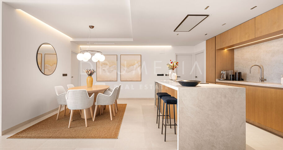 Renoviertes Duplex-Penthouse in erster Golflinie zum Verkauf in Los Balcones, La Quinta, Marbella