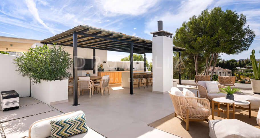 Renoviertes Duplex-Penthouse in erster Golflinie zum Verkauf in Los Balcones, La Quinta, Marbella
