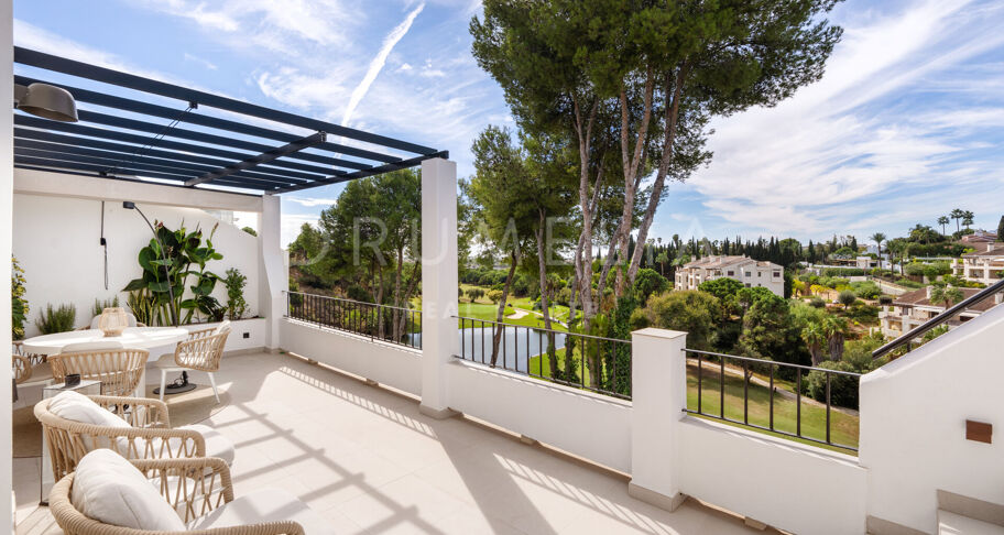 Renoviertes Duplex-Penthouse in erster Golflinie zum Verkauf in Los Balcones, La Quinta, Marbella