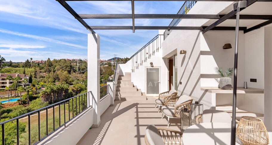 Renoviertes Duplex-Penthouse in erster Golflinie zum Verkauf in Los Balcones, La Quinta, Marbella