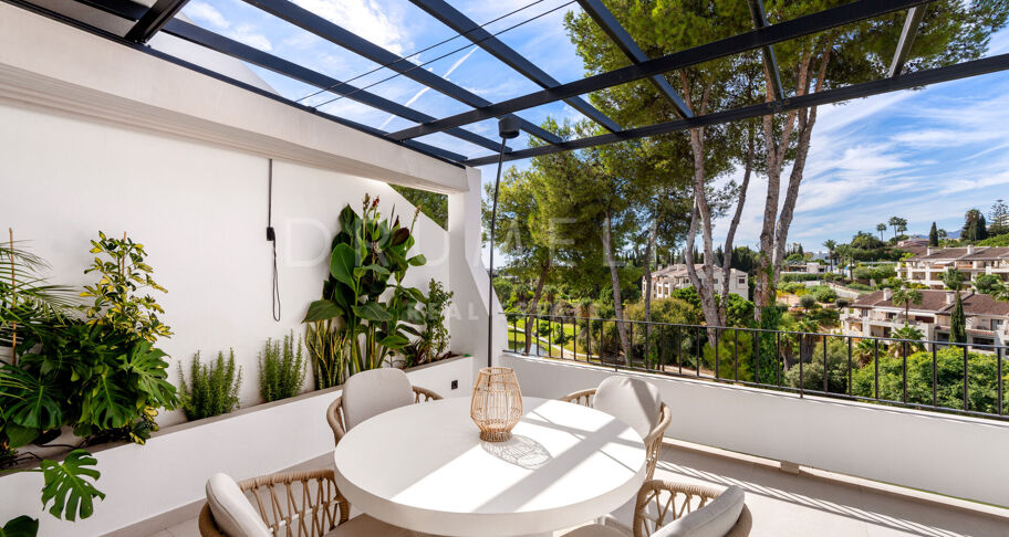 Renoviertes Duplex-Penthouse in erster Golflinie zum Verkauf in Los Balcones, La Quinta, Marbella