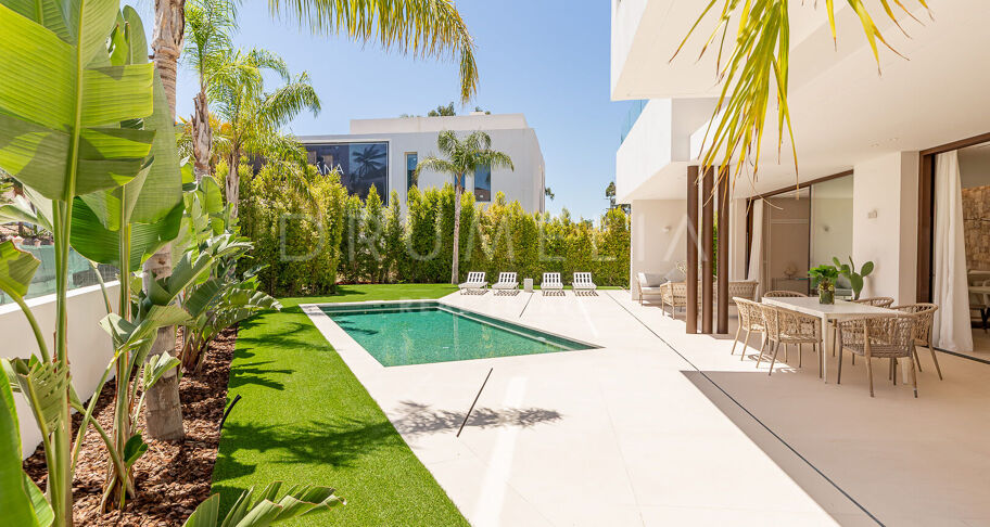 Brandneue, moderne Villa nahe dem Strand in San Pedro de Alcántara