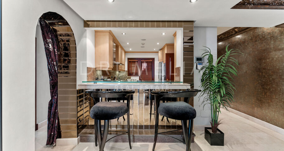 Niezwykły Triplex przy plaży w Torre Bermeja, Estepona