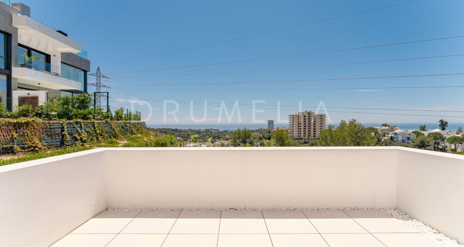 Moderne halfvrijstaande woning met dakterras en zwembad in Río Real, Marbella