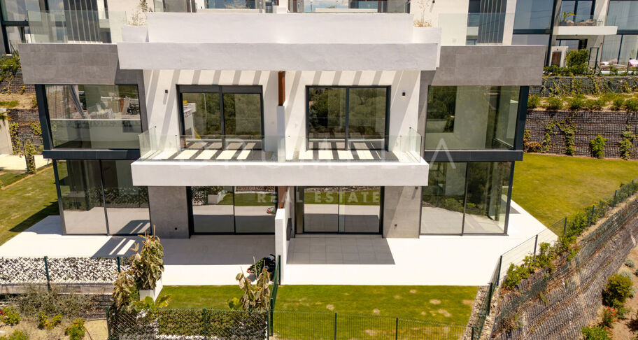 Moderne halfvrijstaande woning met dakterras en zwembad in Río Real, Marbella
