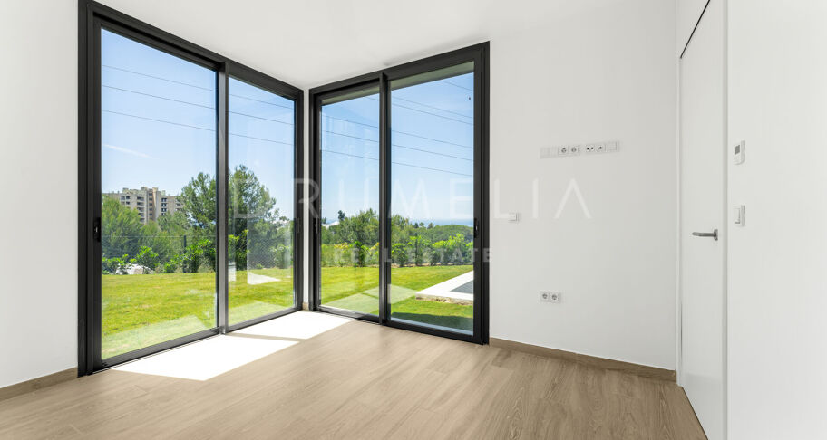 Moderne halfvrijstaande woning met dakterras en zwembad in Río Real, Marbella