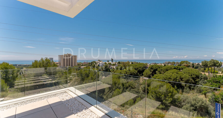 Moderne halfvrijstaande woning met dakterras en zwembad in Río Real, Marbella