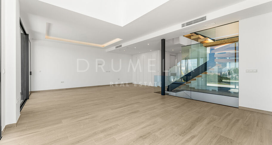 Moderne halfvrijstaande woning met dakterras en zwembad in Río Real, Marbella