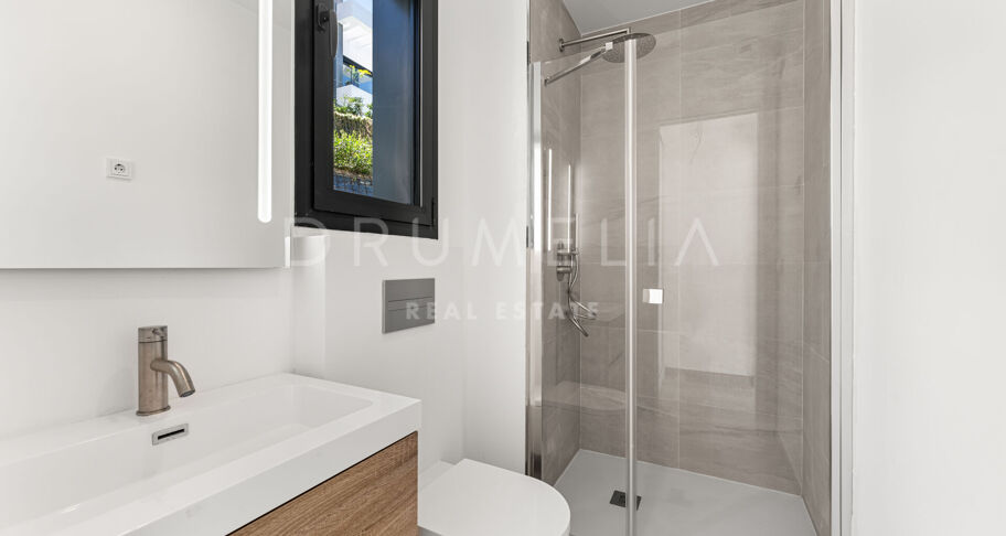Moderne halfvrijstaande woning met dakterras en zwembad in Río Real, Marbella