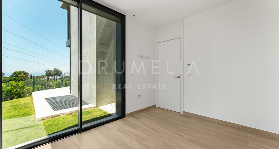 Moderne halfvrijstaande woning met dakterras en zwembad in Río Real, Marbella