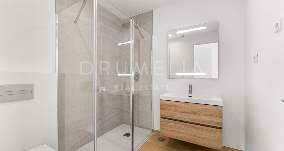 Moderne halfvrijstaande woning met dakterras en zwembad in Río Real, Marbella