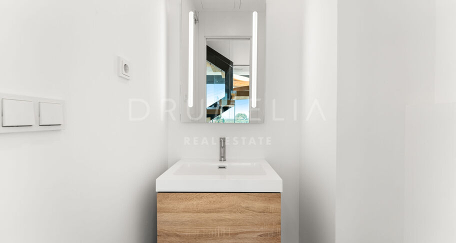 Moderne halfvrijstaande woning met dakterras en zwembad in Río Real, Marbella