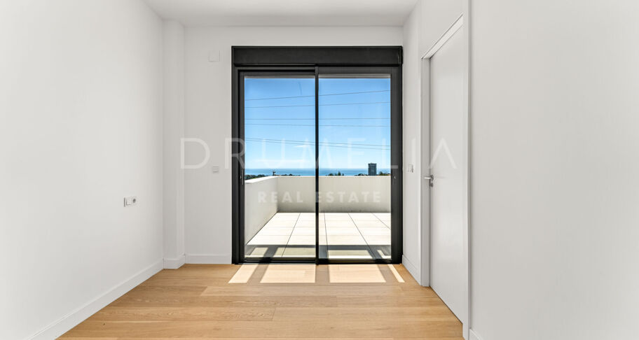 Moderne halfvrijstaande woning met dakterras en zwembad in Río Real, Marbella