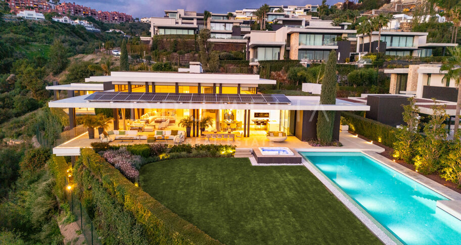 Wyrafinowany dom zaprojektowany przez architekta w nowoczesnym luksusowym osiedlu w La Quinta, Benahavis