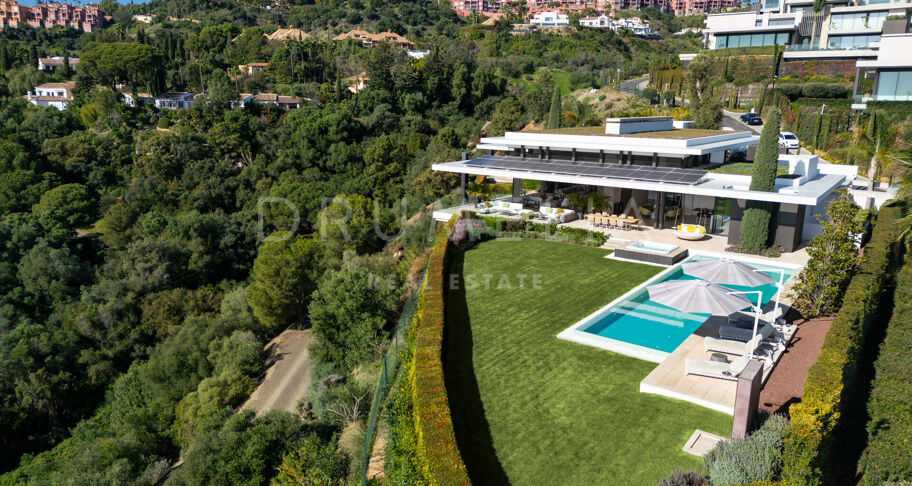 Wyrafinowany dom zaprojektowany przez architekta w nowoczesnym luksusowym osiedlu w La Quinta, Benahavis