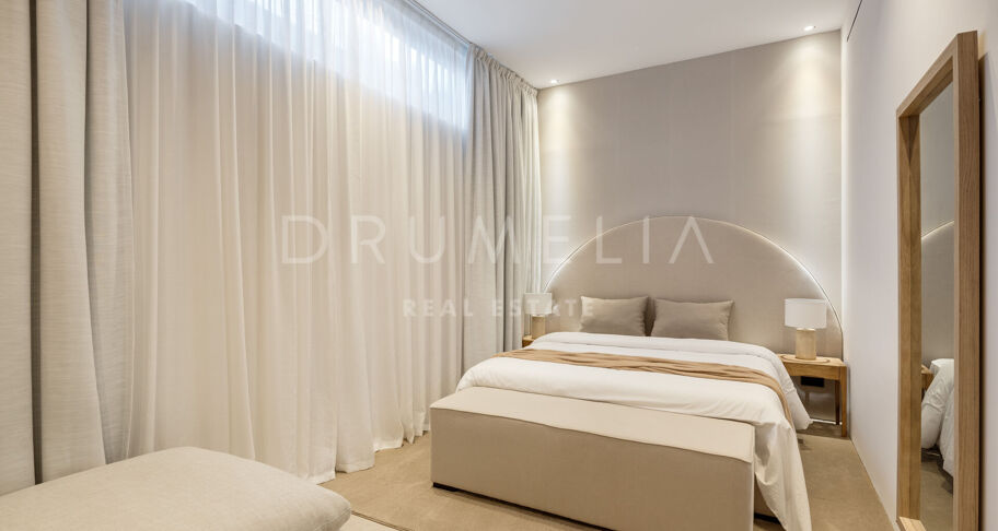 Luxurious Frontline Golf Villa with Breathtaking Views in La Cerquilla, Nueva Andalucía