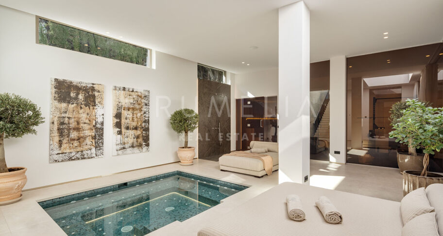 Luxurious Frontline Golf Villa with Breathtaking Views in La Cerquilla, Nueva Andalucía