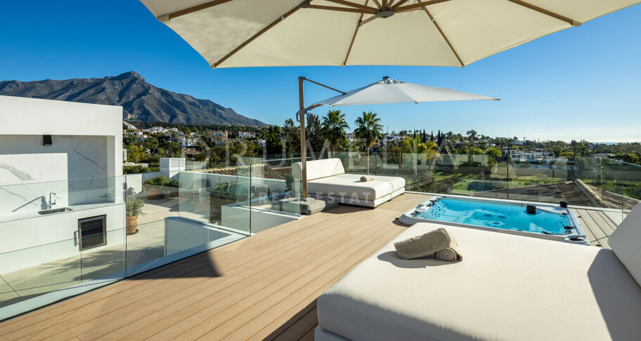 Luxurious Frontline Golf Villa with Breathtaking Views in La Cerquilla, Nueva Andalucía
