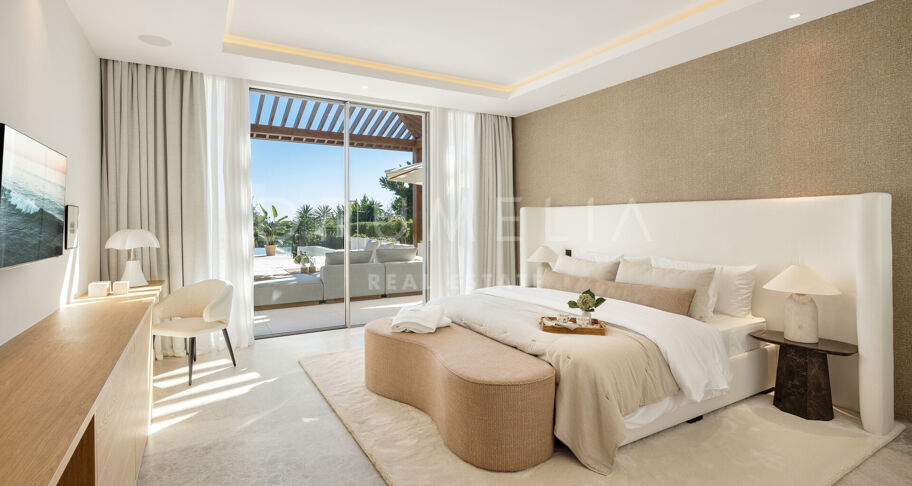 Luxurious Frontline Golf Villa with Breathtaking Views in La Cerquilla, Nueva Andalucía