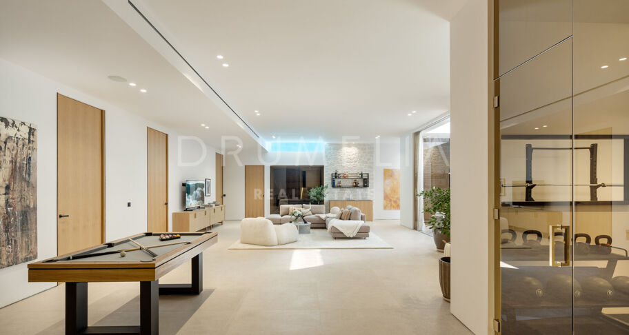 Luxurious Frontline Golf Villa with Breathtaking Views in La Cerquilla, Nueva Andalucía