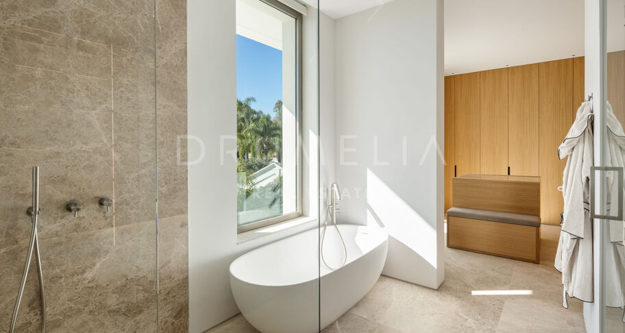 Luxurious Frontline Golf Villa with Breathtaking Views in La Cerquilla, Nueva Andalucía
