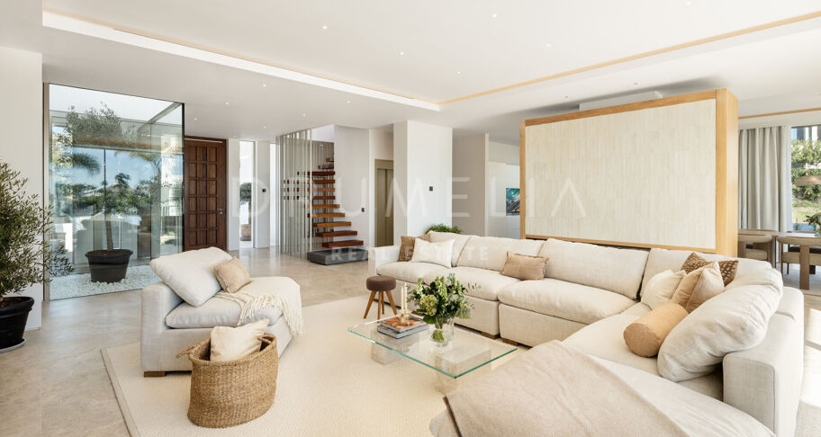 Luxurious Frontline Golf Villa with Breathtaking Views in La Cerquilla, Nueva Andalucía