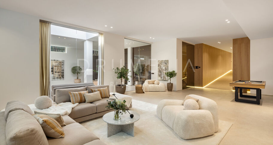 Luxurious Frontline Golf Villa with Breathtaking Views in La Cerquilla, Nueva Andalucía