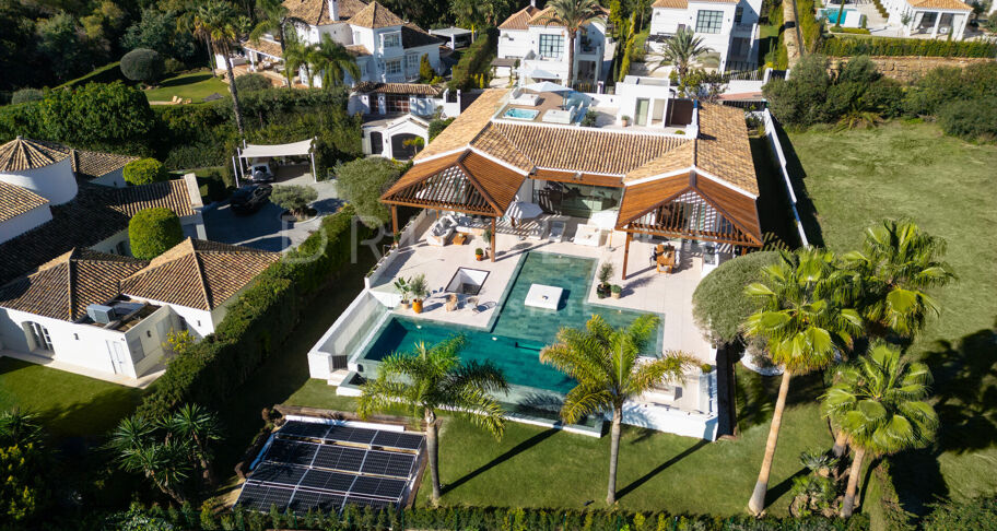 Luxurious Frontline Golf Villa with Breathtaking Views in La Cerquilla, Nueva Andalucía