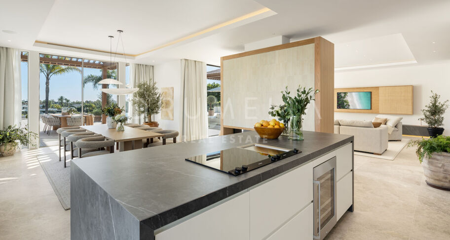 Luxurious Frontline Golf Villa with Breathtaking Views in La Cerquilla, Nueva Andalucía